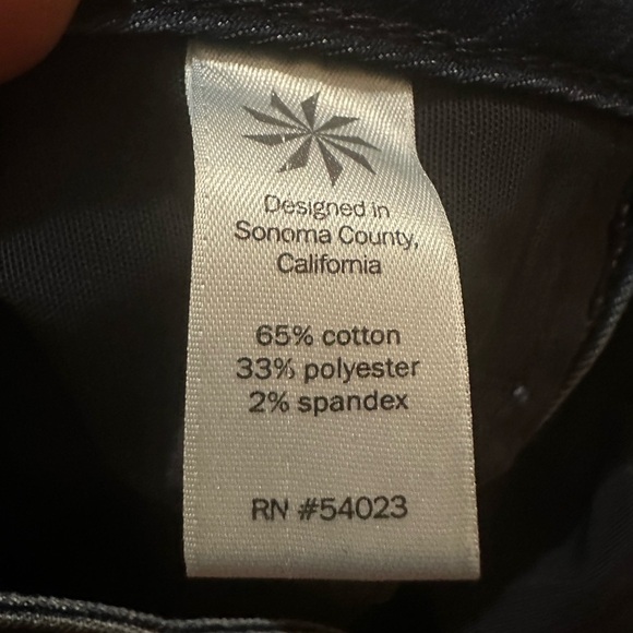 Athleta Sculptek skinny dark wash style 338322
Waist measures 28”
Discontinued - Picture 4 of 9